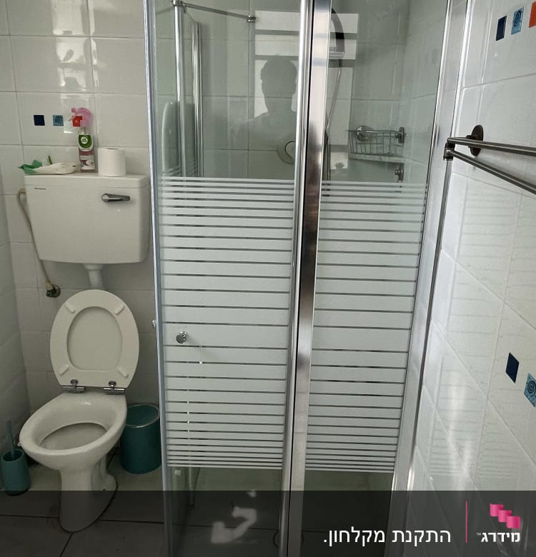 מקלחון זכוכית עם דלתות הזזה בחדר אמבטיה